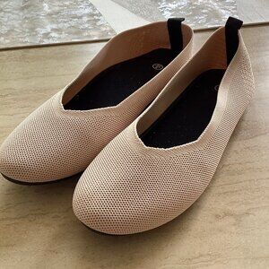 Unbranded beige, tan women's flats, size 8M NWOT